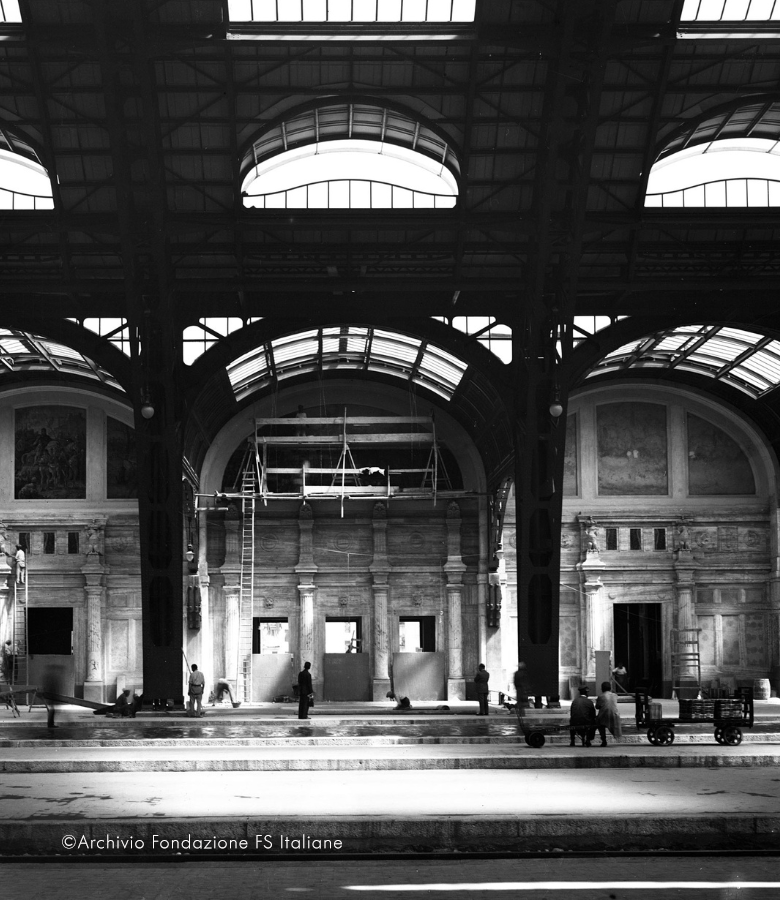 Stazione di Milano Centrale, Vista dal marciapiede dell’ingresso versante binario 21 del Padiglione reale durante la sua costruzione, 1931 ca.    Archivio fotografico Fondazione FS 