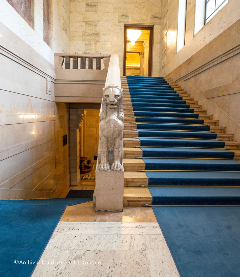    Padiglione reale, scalone a doppia rampa che collega la Sala delle armi e la Sala reale, 2025   Archivio Fotografico Fondazione FS Italiane 